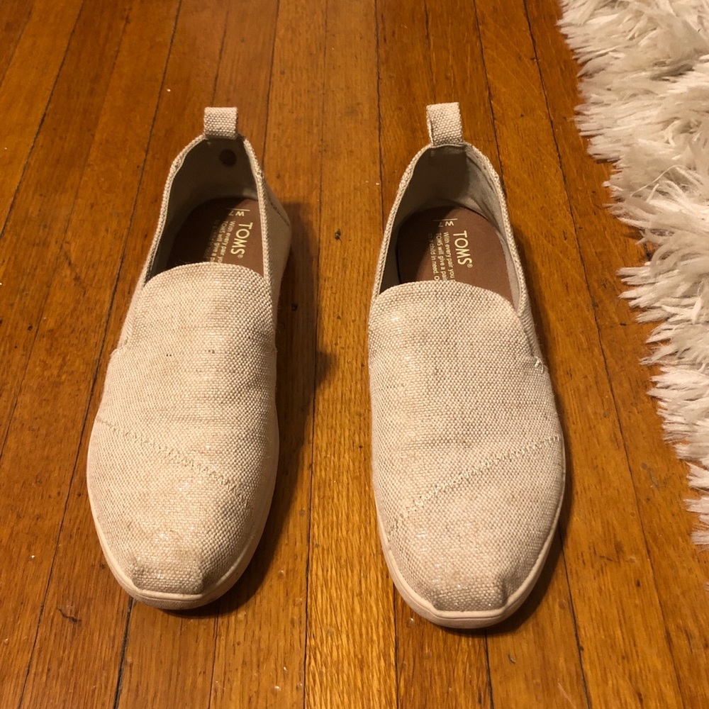 Tom’s classic flat with faint gold sparkles